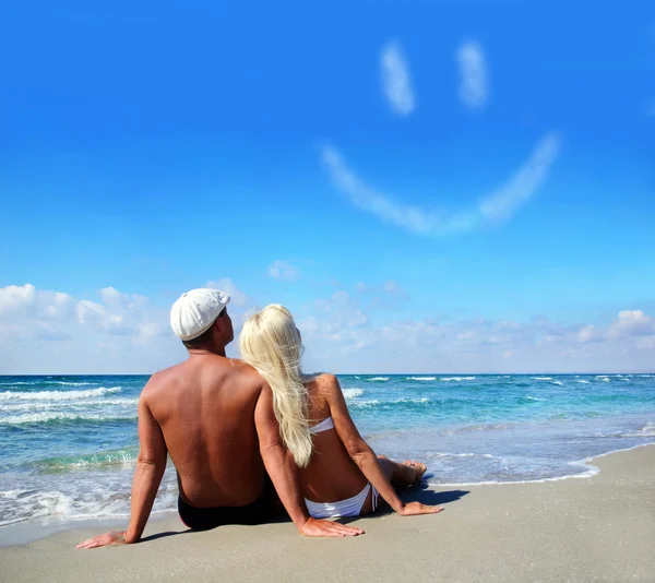 Amantes de la pareja en la playa de arena de mar soñando con el propio niño o — Foto de Stock