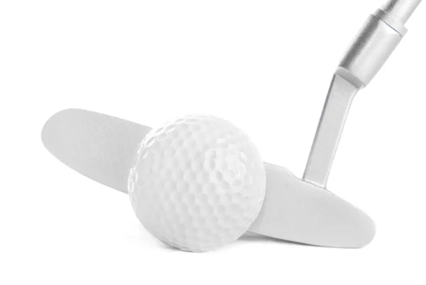Golfbal en club, geïsoleerd op wit — Stockfoto