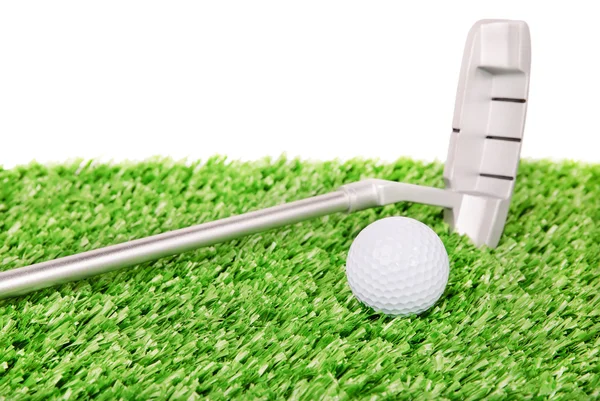 Bola de golfe e clube na grama verde — Fotografia de Stock