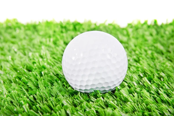 Balle de golf sur terrain de golf vert — Photo