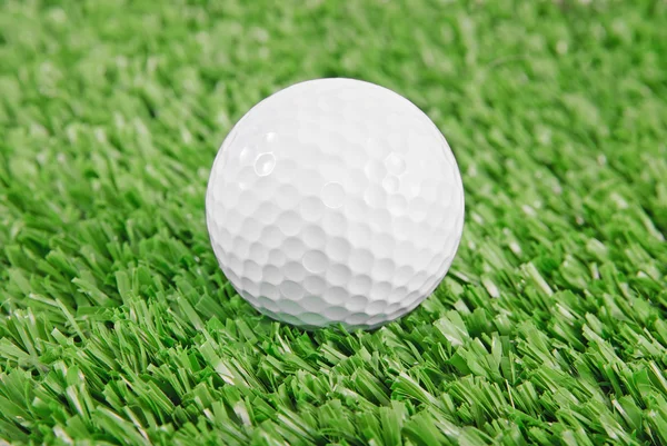 Golf ball on green golf field — Stock Photo, Image