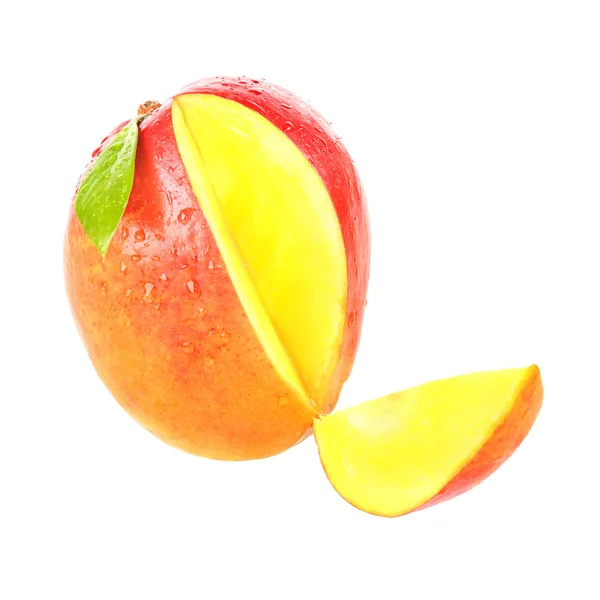 Mango met blad en snijd geïsoleerd — Stockfoto