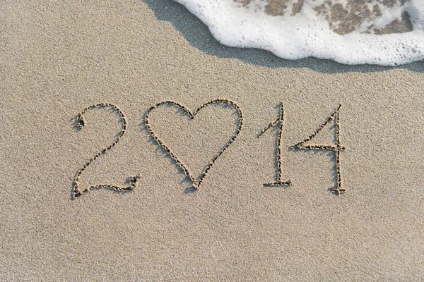 Felice anno nuovo 2014 sul mare spiaggia di sabbia con cuore, amore conc — Foto Stock