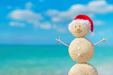 Smiley kumlu kardan adam Noel Baba şapkalı. Yeni yıl için tatil kavramı