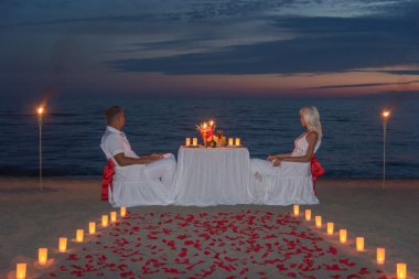 Genç çift romantik bir akşam yemeği mum ile paylaşmak.