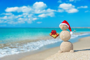 Smiley kumlu kardan adam Beach deki Noel şapka