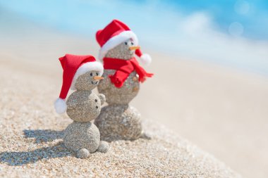 Deniz plaj Noel şapka içinde Snowmans çifte.