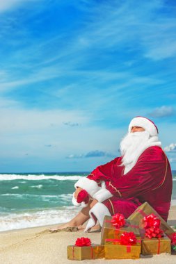 Noel Baba ile birçok altın hediye rahatlatıcı Beach