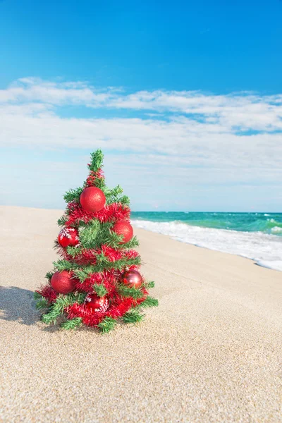 Árvore de Natal na praia do mar. Conceito de férias de Natal . — Fotografia de Stock