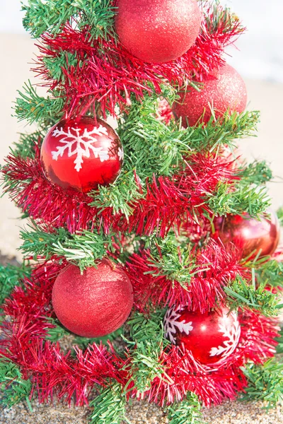 Vánoční strom na mořské pláži. vánoční prázdniny koncept. — Stock fotografie