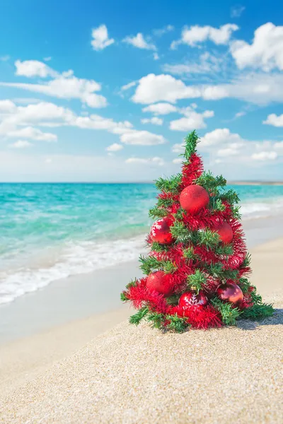 Weihnachtsbaum am Meeresstrand. Weihnachtsferien-Konzept. — Stockfoto