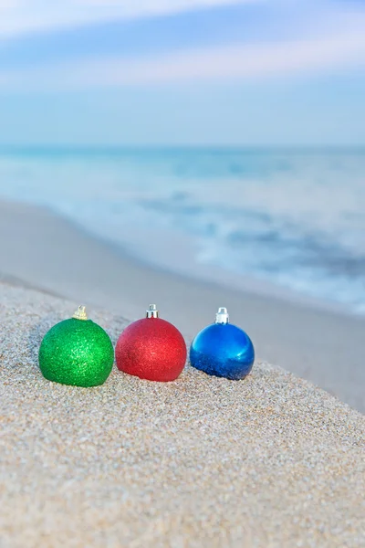 Decorazioni dell'albero di Natale sulla costa del mare — Foto Stock