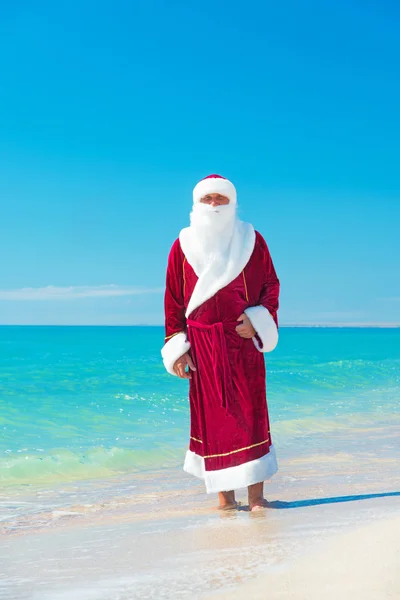 Papai Noel relaxante na praia do mar - Conceito de Natal — Fotografia de Stock