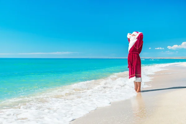 Santa Claus relajante en la playa del mar - Concepto de Navidad —  Fotos de Stock