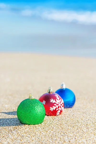 Décoration d'arbre de Noël sur la côte de la mer — Photo