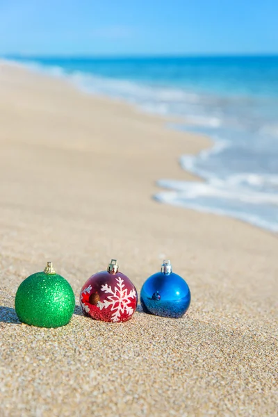 Decorações de árvore de Natal na costa do mar — Fotografia de Stock