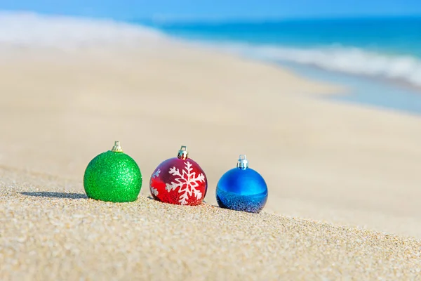 Christmas tree decorations on sea coast — Stock Photo, Image