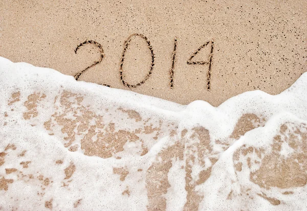 Jaar 2014 wassen weg - strand concept voor gelukkig nieuw jaar 2014 — Stockfoto