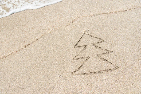 Contorno del árbol de Navidad con estrella y ola en la playa — Foto de Stock