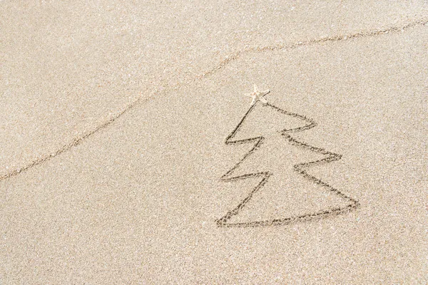 Contorno del árbol de Navidad con estrella y ola en la playa — Foto de Stock