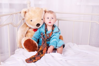 çocuk oyuncak ayı ile