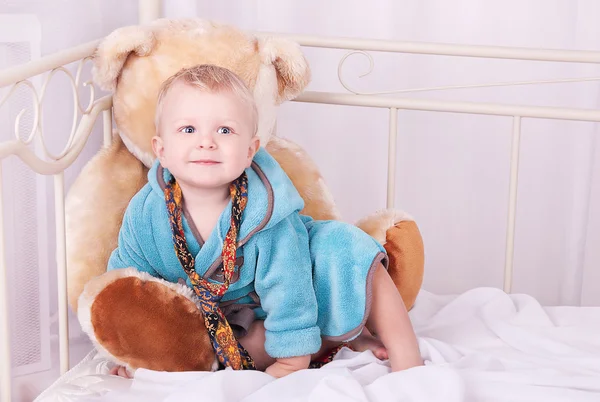 Niño con oso de juguete —  Fotos de Stock