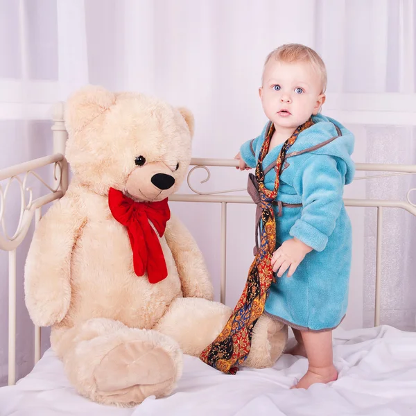 Niño con oso de juguete —  Fotos de Stock