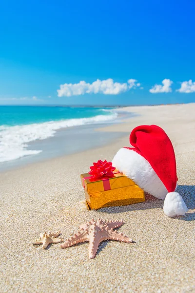 Sombrero de Papá Noel en la orilla del mar —  Fotos de Stock
