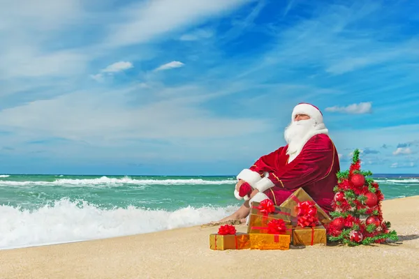 Santa claus op zee strand — Stockfoto