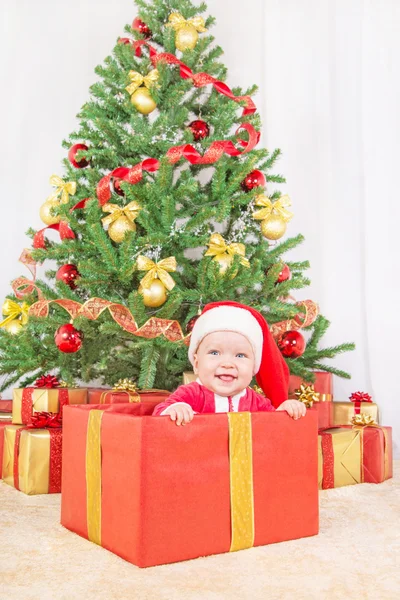 Glückskind mit Weihnachtsmütze — Stockfoto