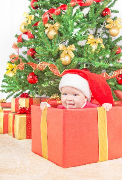 Glückskind mit Weihnachtsmütze — Stockfoto