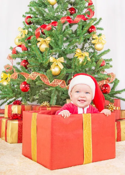 Criança feliz em chapéu de Natal — Fotografia de Stock