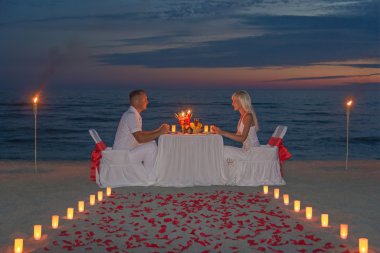 Çift mum ile romantik bir akşam yemeği sırasında