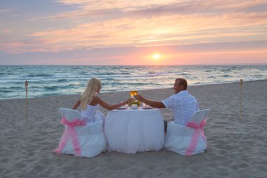 Plaj romantik bir akşam yemeği mum ile çifte