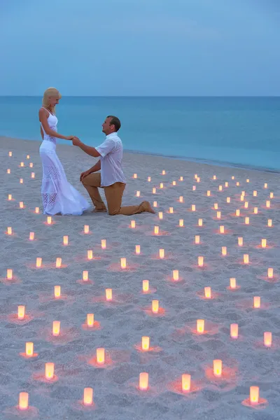 Proposta na praia do mar em velas contra o pôr do sol — Fotografia de Stock