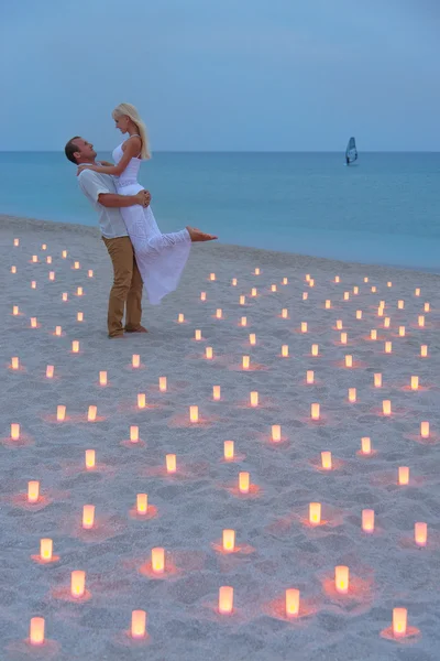 Propuesta en la playa de mar en velas contra el atardecer — Foto de Stock