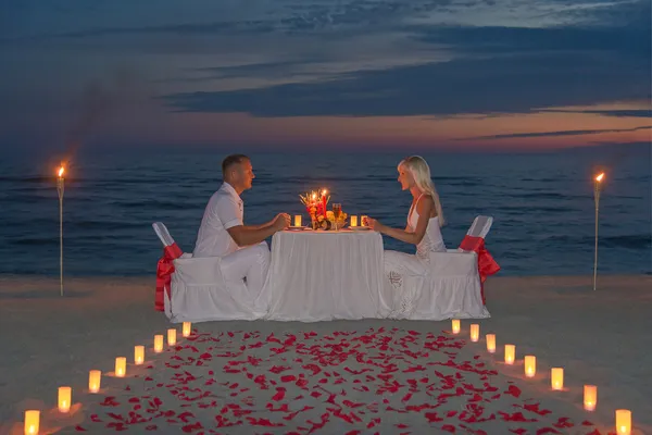 Pareja durante la cena romántica con velas — Foto de Stock