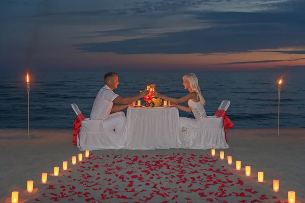 Pareja durante la cena romántica con velas — Foto de Stock