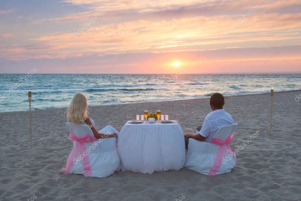 Couple à Un Dîner Romantique Aux Chandelles Plage
