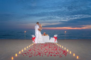 Çift romantik bir akşam yemeği mum ile paylaşmak.