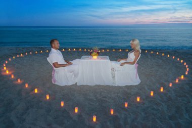Plaj romantik bir akşam yemeği mum kalp ile çifte