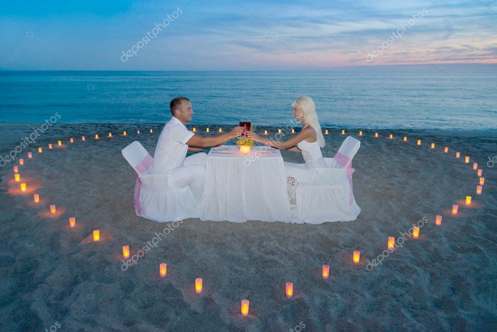 Couple A La Plage Diner Romantique Avec Des Bougies Coeur Image Libre De Droit Par Em Prize C