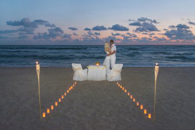 Deniz plaj lüks romantik akşam yemeği sırasında çifte