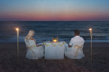 Deniz plaj lüks romantik akşam yemeği sırasında çifte