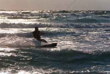 Kitesurfing. kitesurfer dalgalar günbatımında rides.