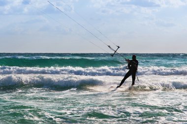 Kitesurfing. kitesurfer dalgalar günbatımında rides.