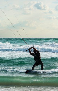 Kitesurfing. kitesurfer dalgalar günbatımında rides.