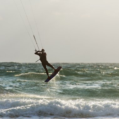 Kitesurfing. kitesurfer dalgalar günbatımında rides.