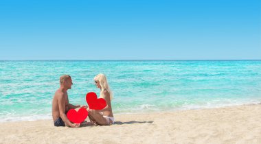 seven çift kırmızı kalpler ile deniz kumlu plajda