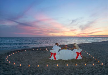 Aşık çift kalp mumlar ile romantik bir akşam yemeği var